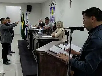 Suplentes de dois vereadores cassados assumimem vagas em Ladário