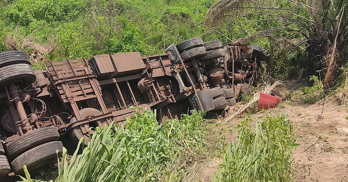 Motorista morre preso às ferragens após caminhão tombar na BR 262