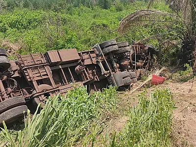Motorista morre preso às ferragens após caminhão tombar na BR 262