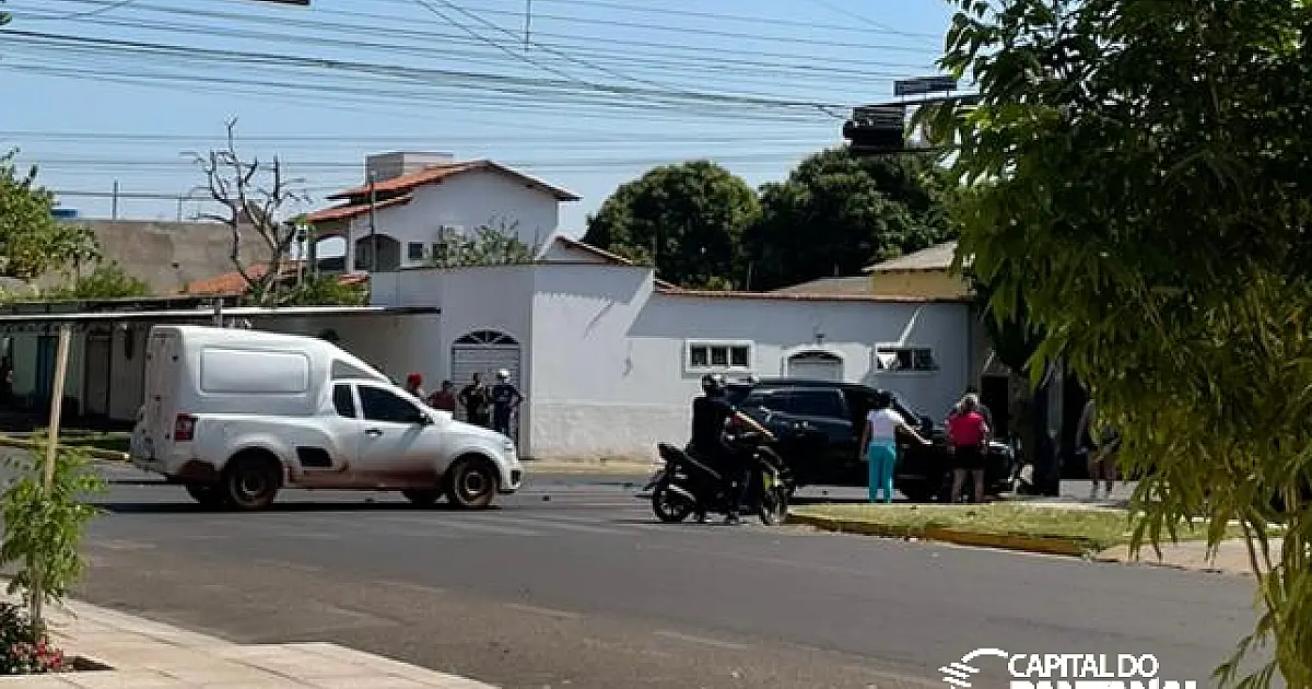 Dois carros colidem no cruzamento das ruas Colombo e Major Gama