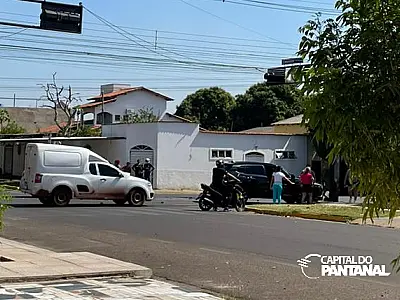 Dois carros colidem no cruzamento das ruas Colombo e Major Gama