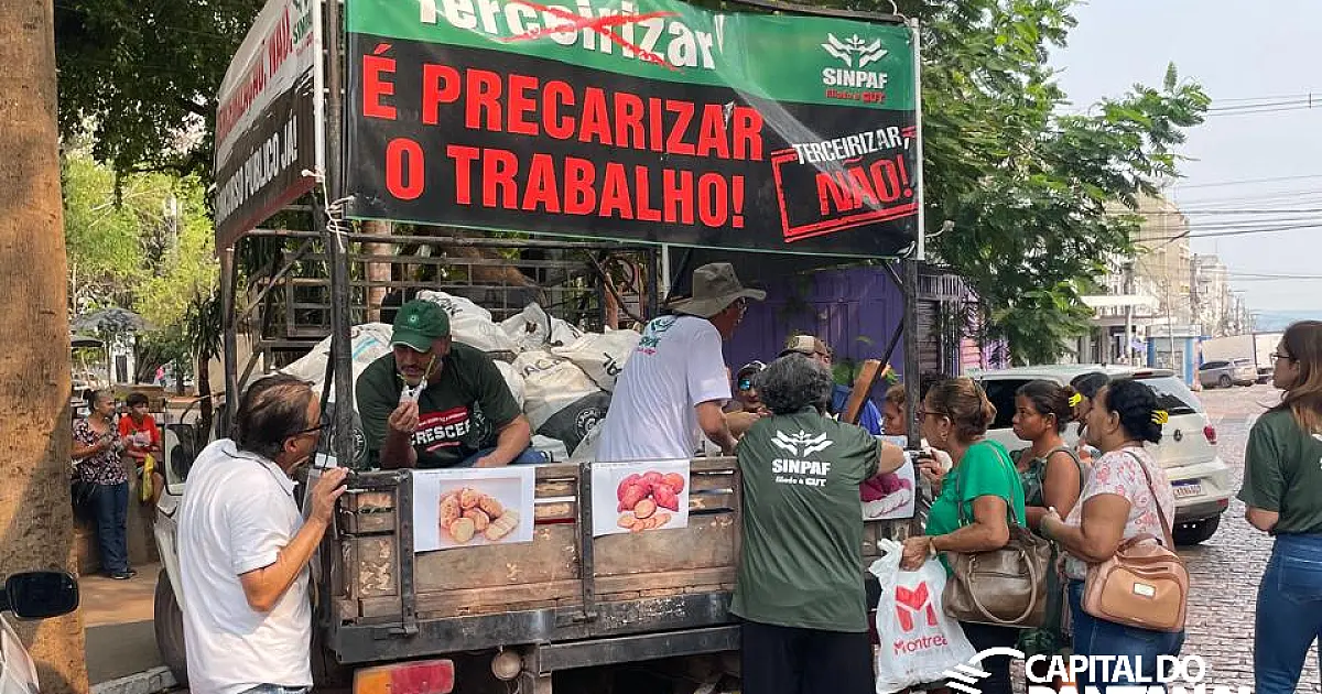 Trabalhadores distribuem mandioca para chamar atenção por acordo coletivo com a Embrapa