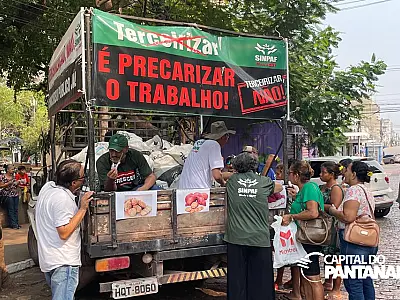 Trabalhadores distribuem mandioca para chamar atenção por acordo coletivo com a Embrapa