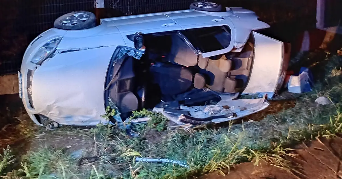 Carro capota e motorista fica preso as ferragens