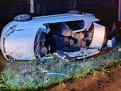 Carro capota e motorista fica preso as ferragens