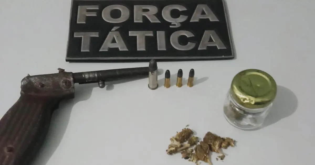 Homem é preso com maconha e arma adaptada