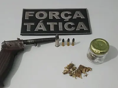 Homem é preso com maconha e arma adaptada