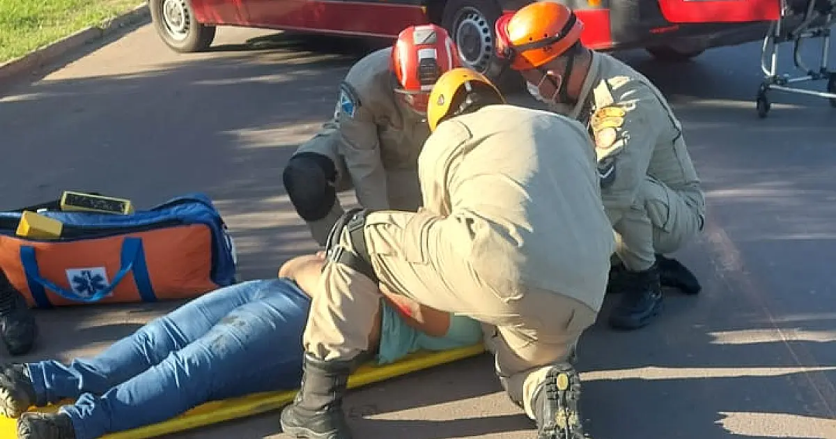 Mulher vítima de colisão entre motos é socorrida com leve hemorragia na cabeça