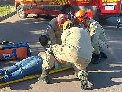 Mulher vítima de colisão entre motos é socorrida com leve hemorragia na cabeça