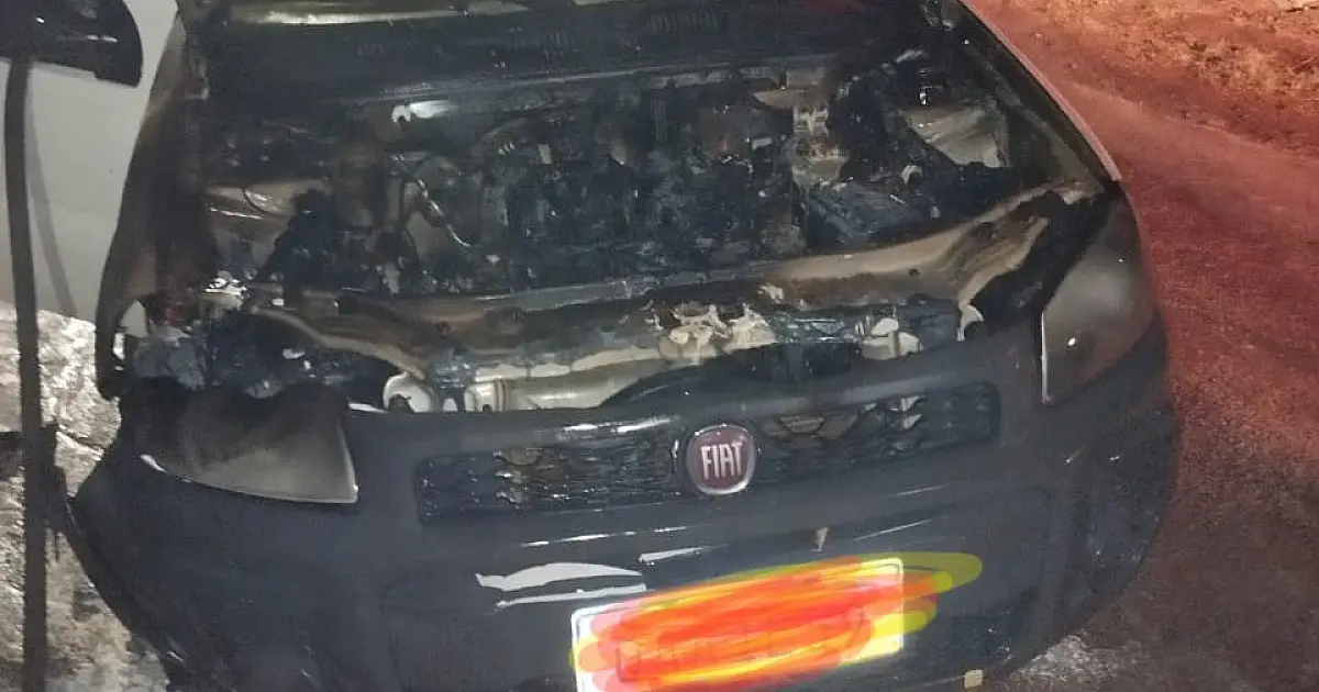 Carro com fogo no motor mobiliza Bombeiros em Corumbá
