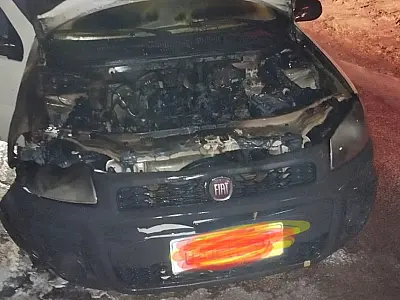 Carro com fogo no motor mobiliza Bombeiros em Corumbá