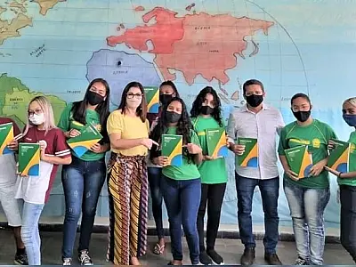 Alunos da Escola JGP recebem doação de livros para a Biblioteca Jurídica