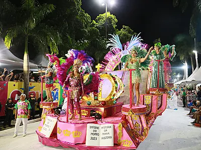 Discurso emocionante abre desfile da Império do Morro
