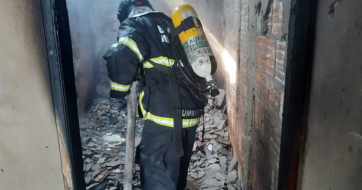 Possível curto circuito no ventilador causa incêndio em casa da rua Santa Catarina