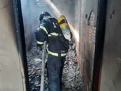 Possível curto circuito no ventilador causa incêndio em casa da rua Santa Catarina