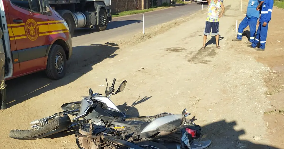 Bombeiros atendem vítima de colisão entre carreta e moto; veja detalhes do plantão