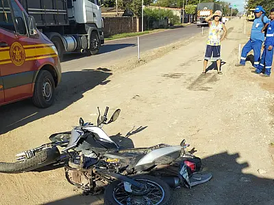 Bombeiros atendem vítima de colisão entre carreta e moto; veja detalhes do plantão