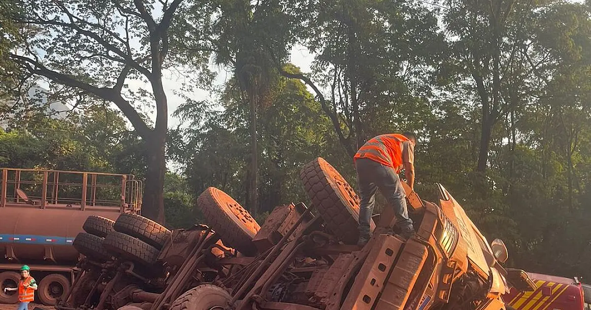 Caminhão de minério capota e condutor fica preso nas ferragens