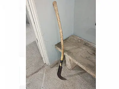 Homem é preso acusado de ameaçar vizinha com foice