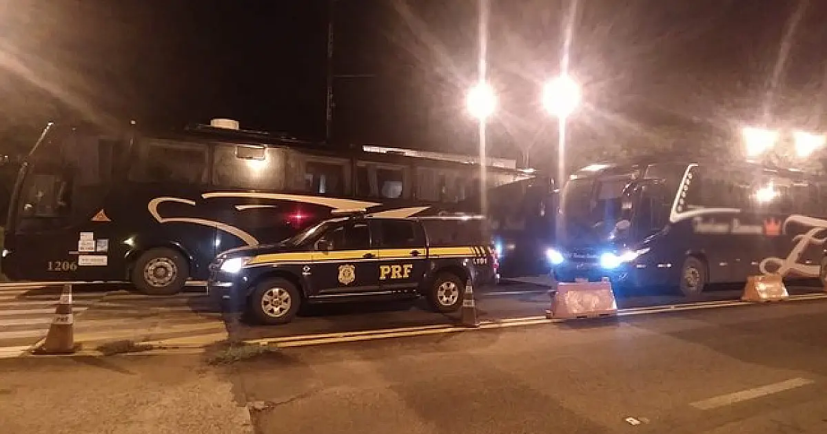 Dois ônibus são apreendidos com passageiros bolivianos sem documentação legal