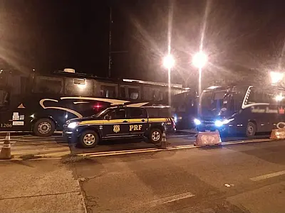 Dois ônibus são apreendidos com passageiros bolivianos sem documentação legal
