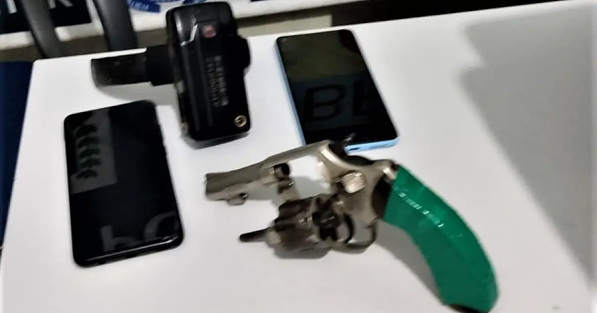 Trio é preso por roubo, porte ilegal de arma e receptação