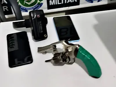 Trio é preso por roubo, porte ilegal de arma e receptação