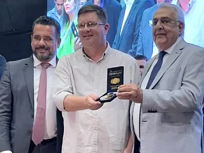 Presidente da Câmara é homenageado durante Seminário Estadual de Vereadores e Servidores