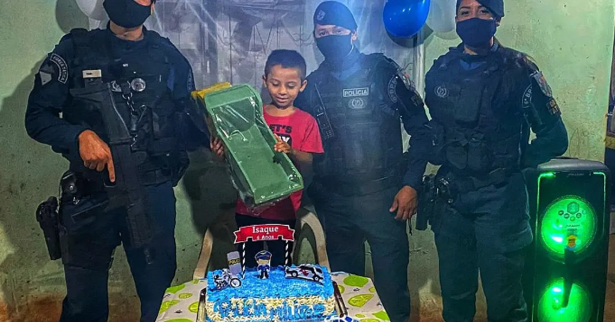 Policiais Militares de Corumbá fazem surpresa em aniversário de criança que sonha em ser PM