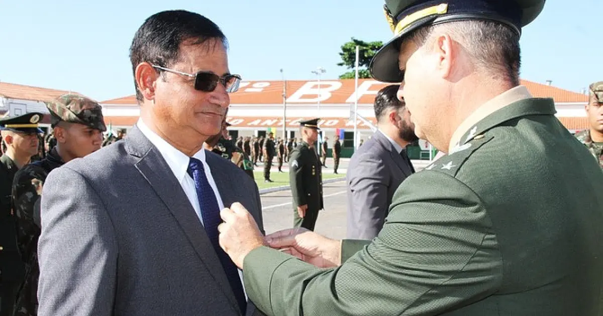 Presidente da Câmara é homenageado pelo Exército e recebe 'Moeda do Centenário da Brigada'