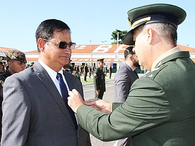 Presidente da Câmara é homenageado pelo Exército e recebe 'Moeda do Centenário da Brigada'