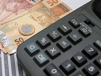 Endividamento tem leve aumento, mas índice de famílias com contas em atraso cai na Capital