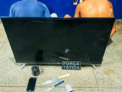 Dupla é presa carregando objetos furtados durante a madrugada