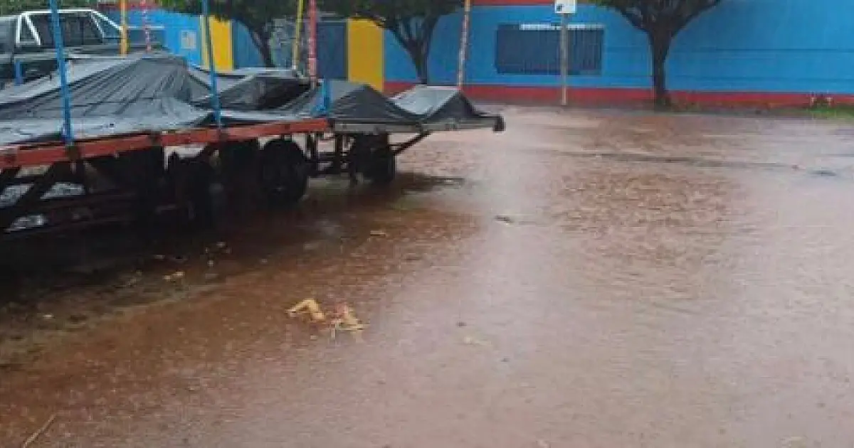Barracão da Estação Primeira alaga com a chuva