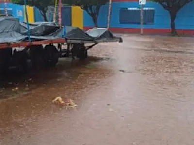 Barracão da Estação Primeira alaga com a chuva