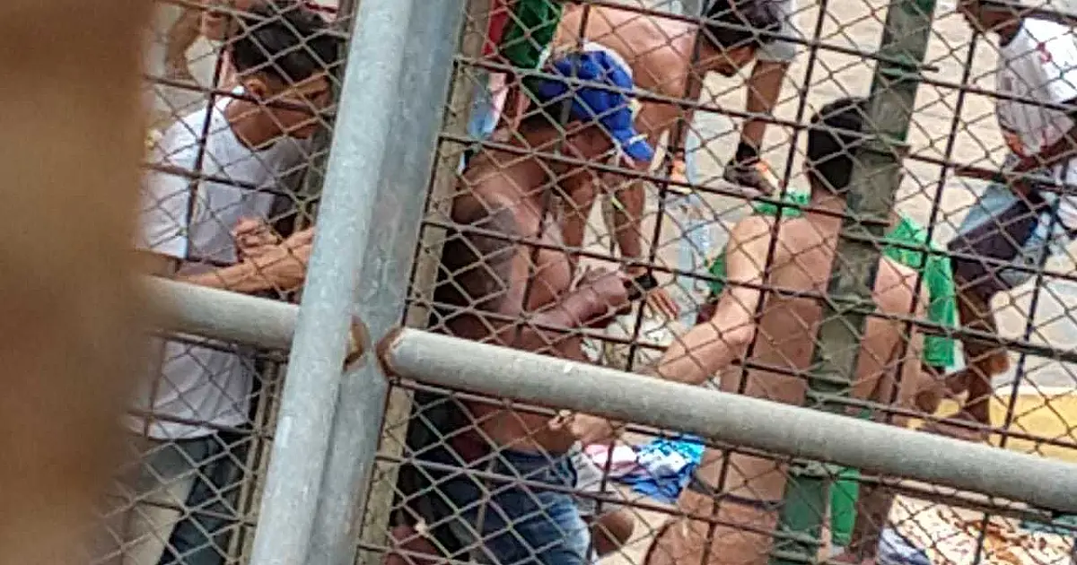Presos usam celulares até em banho de sol na Máxima