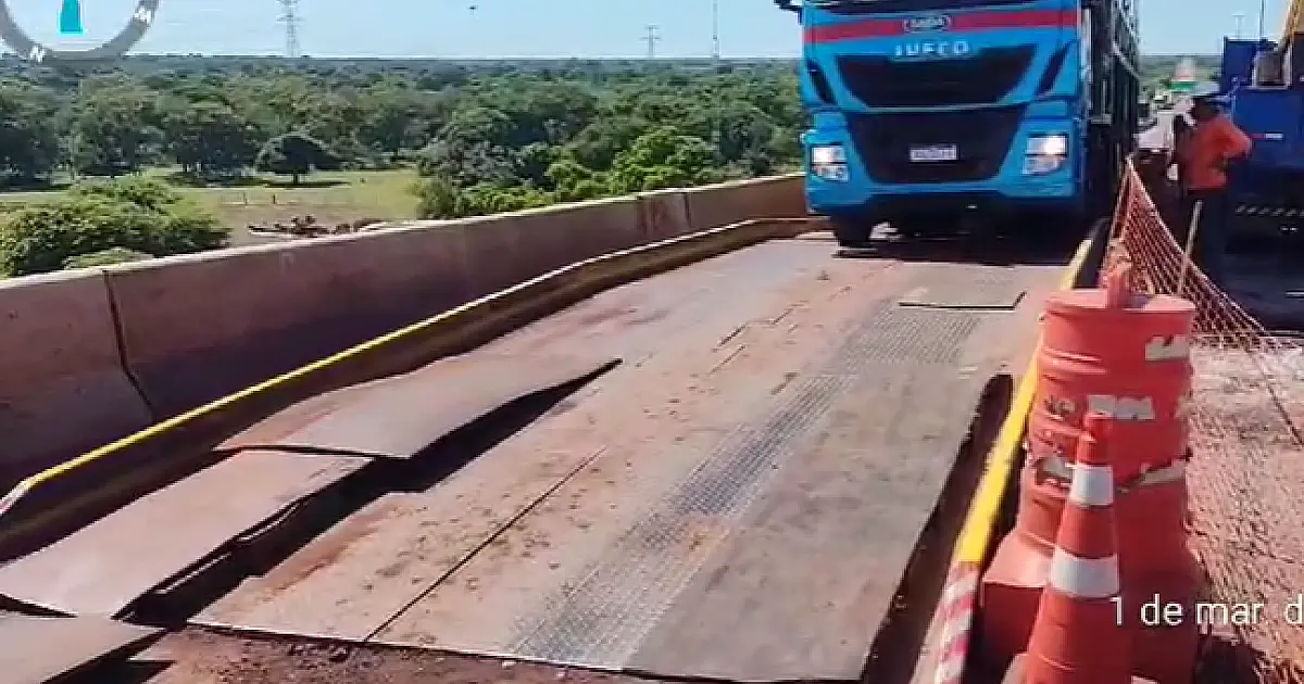 Travessia de caminhões cegonha na ponte do rio Paraguai ocorre com horários programados