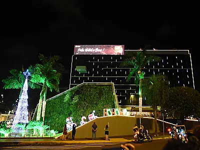 Fiems inaugura Natal Mágico com show de luzes, Papai Noel e cantata natalina