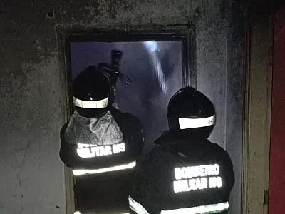 Casa abandonada pega fogo na rua Colombo