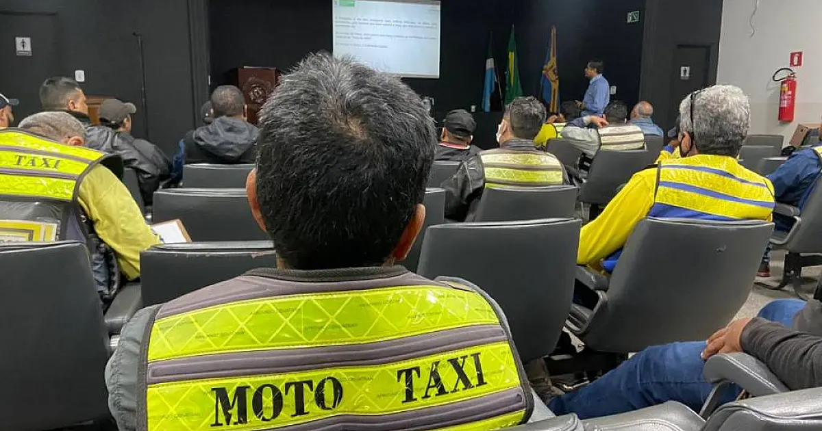 Mototaxistas e servidores do Trânsito participam de palestras de qualificação