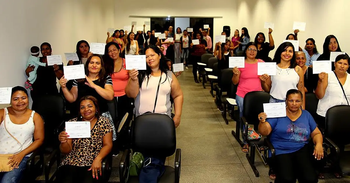 Participantes recebem certificados de cursos e oficinas do Qualifica Corumbá