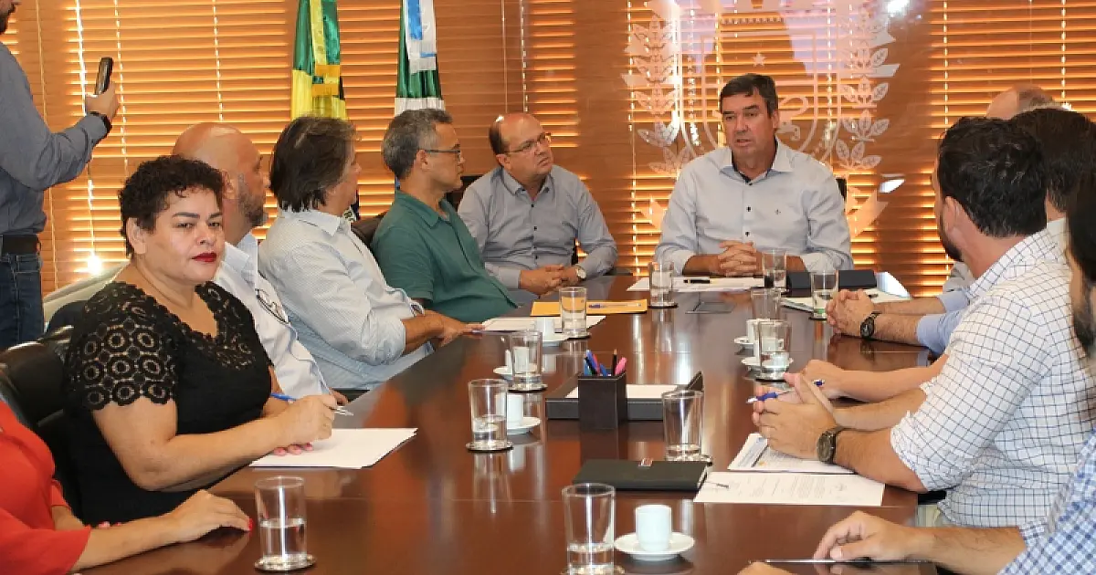 Governador firma compromisso de pavimentar e drenar ruas da linha do ônibus em Ladário
