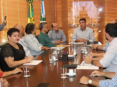 Governador firma compromisso de pavimentar e drenar ruas da linha do ônibus em Ladário