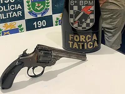 Mulher é presa por porte ilegal de arma de fogo