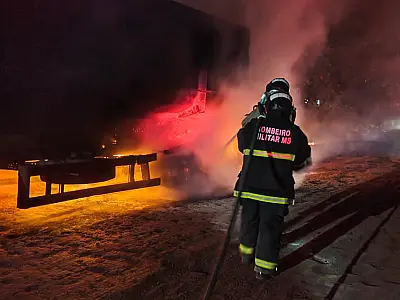 Carreta carregada com minério pega fogo na estrada da Codrasa
