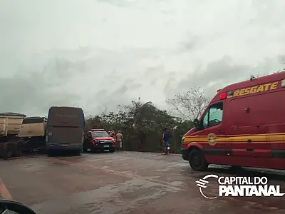 Além da morte do motorista, seis passageiros ficaram feridos na colisão com ônibus clandestino