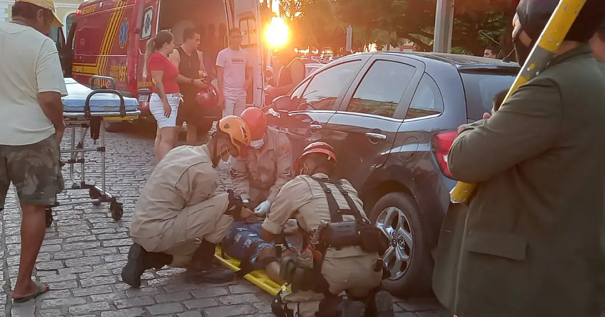 Colisões entre carro e moto marcam plantão dos Bombeiros