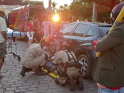 Colisões entre carro e moto marcam plantão dos Bombeiros