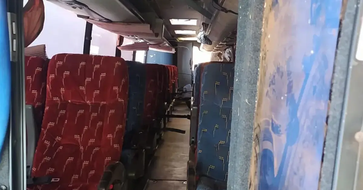 Sem fiscalização, ônibus clandestinos traficam gente e droga à luz do dia
