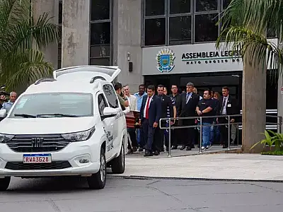 "Amarildo vive", dizem familiares e amigos antes de corpo deixar Assembleia